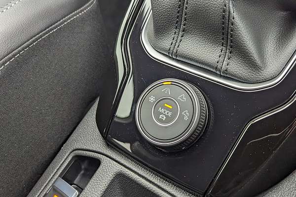 2025 Volkswagen T-Roc 140TSI R-Line D11