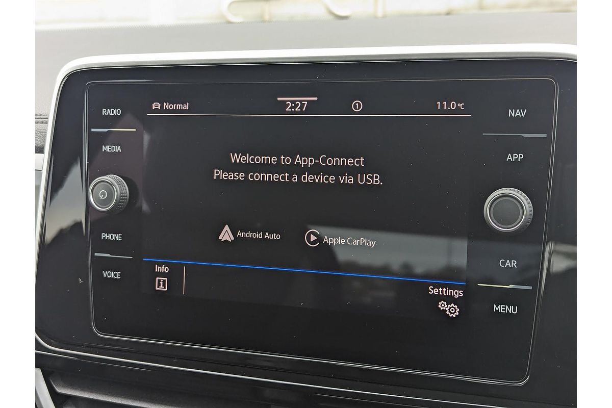 2025 Volkswagen T-Roc 140TSI R-Line D11