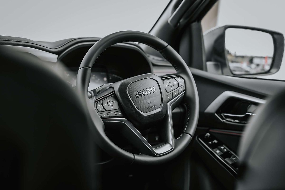 2025 Isuzu MU-X X-TERRAIN