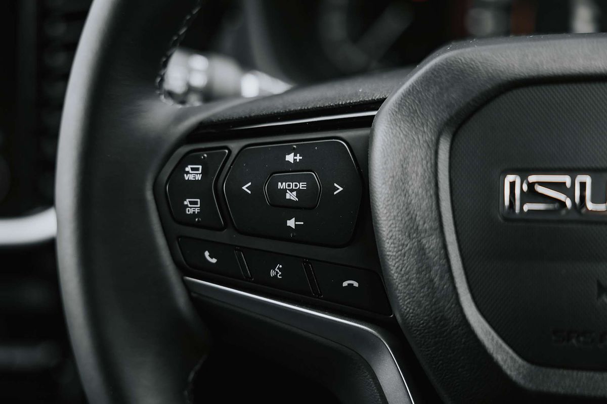 2025 Isuzu MU-X X-TERRAIN