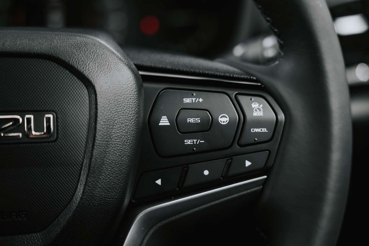 2025 Isuzu MU-X X-TERRAIN