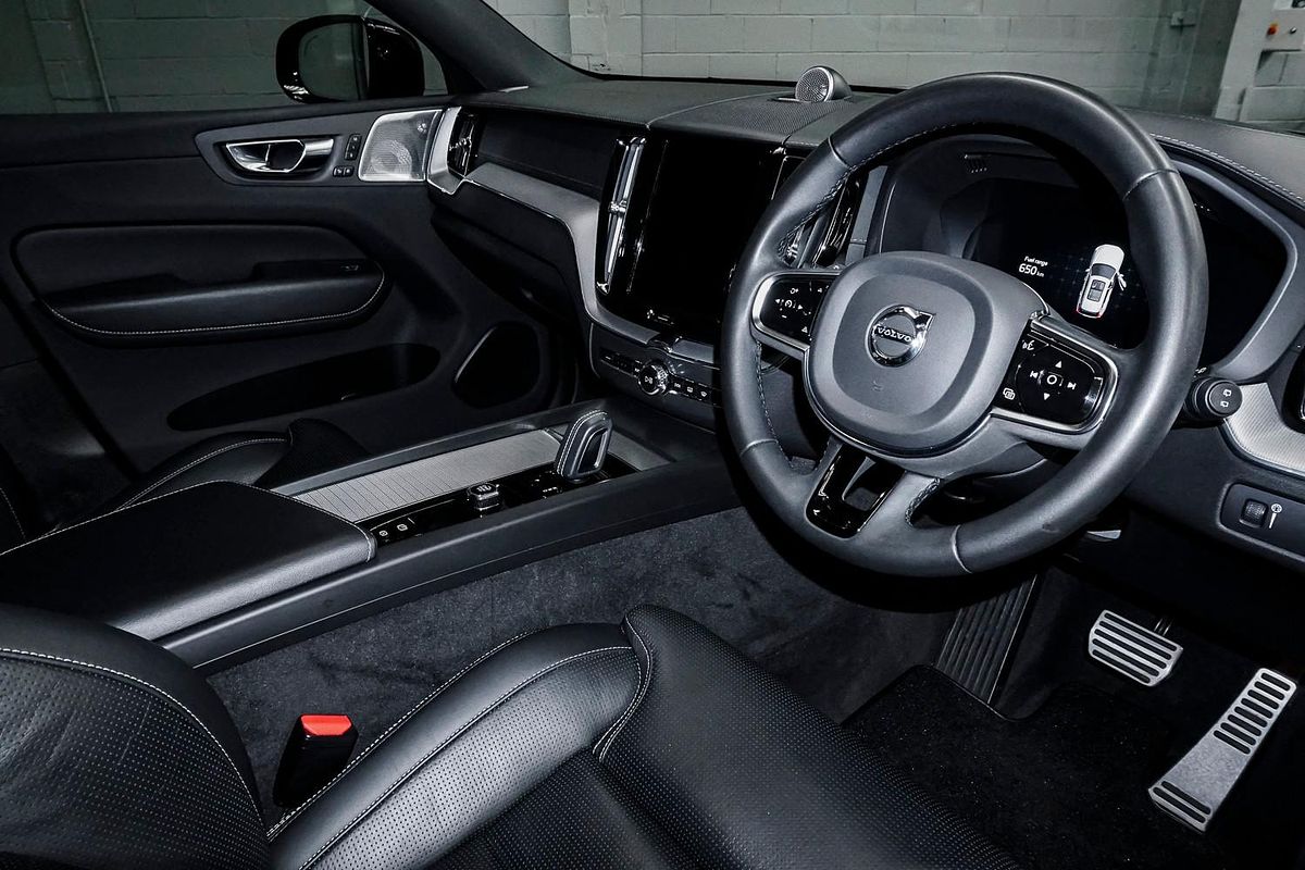 2022 Volvo XC60 B6 R-Design