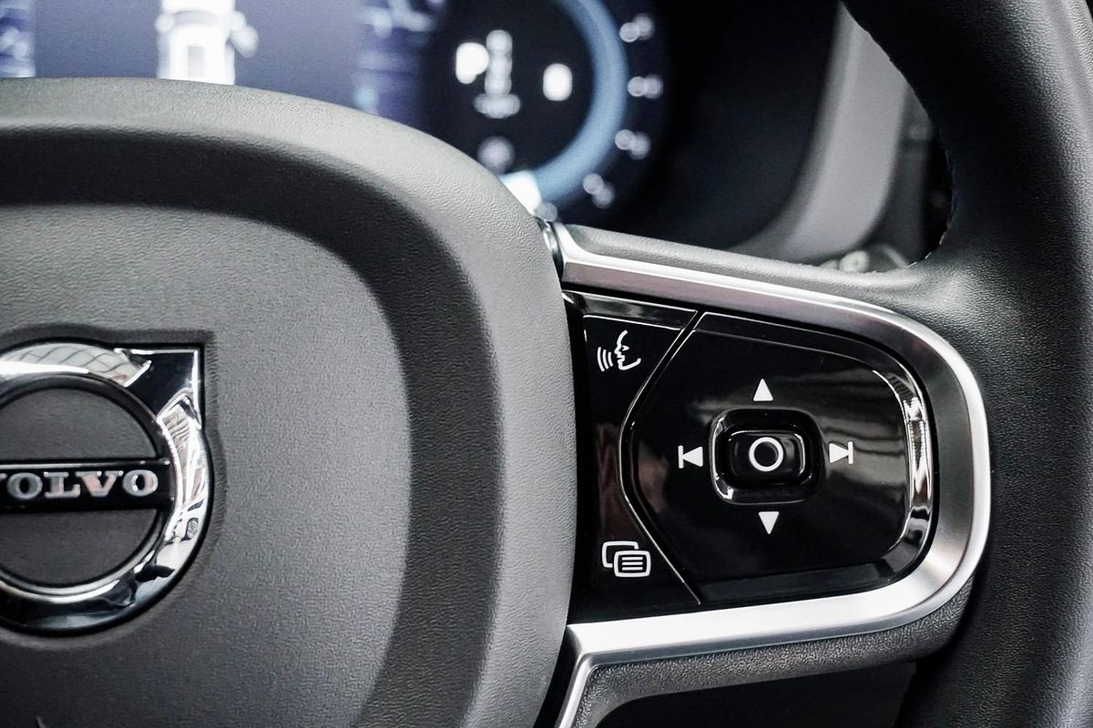 2022 Volvo XC60 B6 R-Design