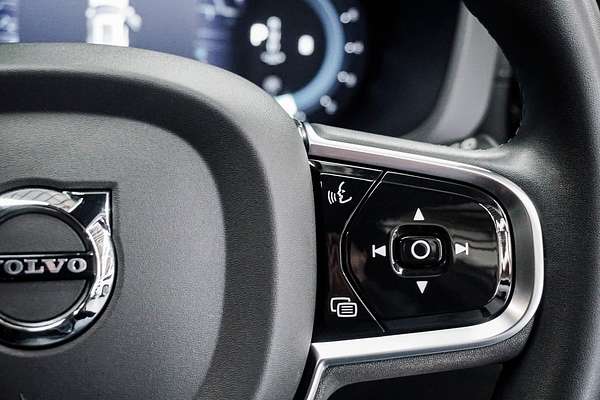 2022 Volvo XC60 B6 R-Design