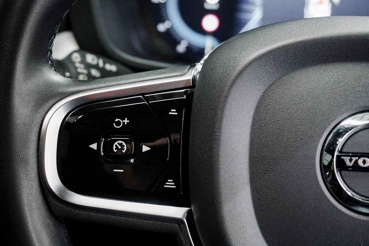 2022 Volvo XC60 B6 R-Design