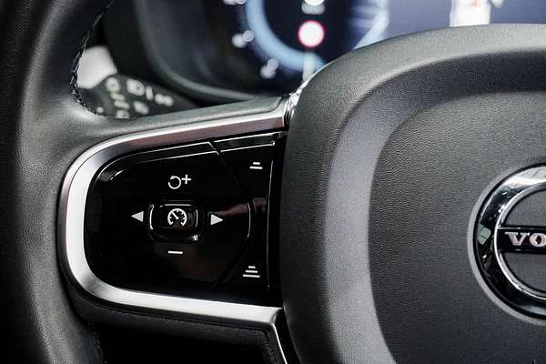 2022 Volvo XC60 B6 R-Design