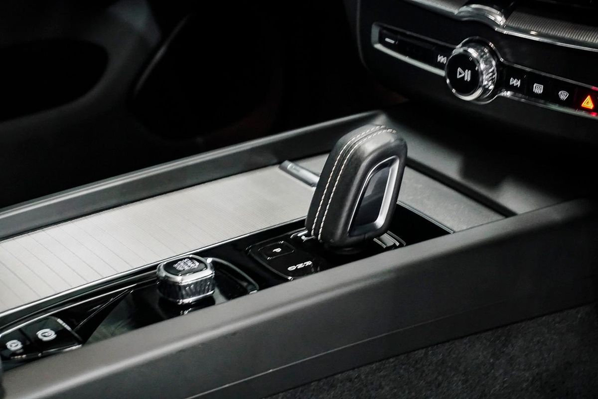 2022 Volvo XC60 B6 R-Design