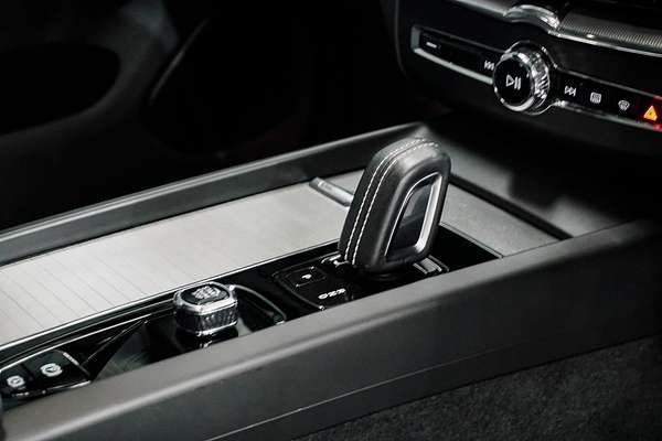 2022 Volvo XC60 B6 R-Design