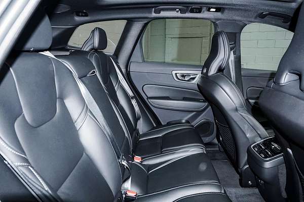 2022 Volvo XC60 B6 R-Design