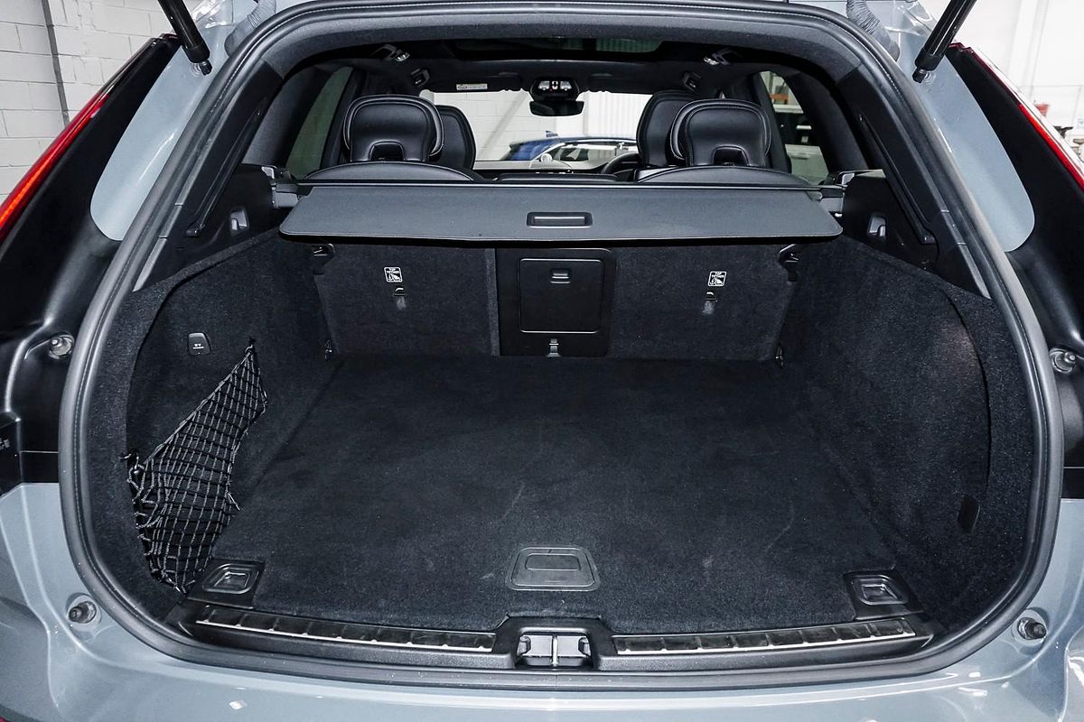 2022 Volvo XC60 B6 R-Design