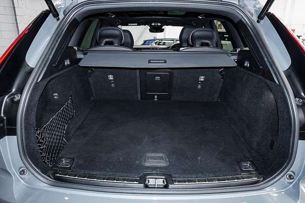 2022 Volvo XC60 B6 R-Design