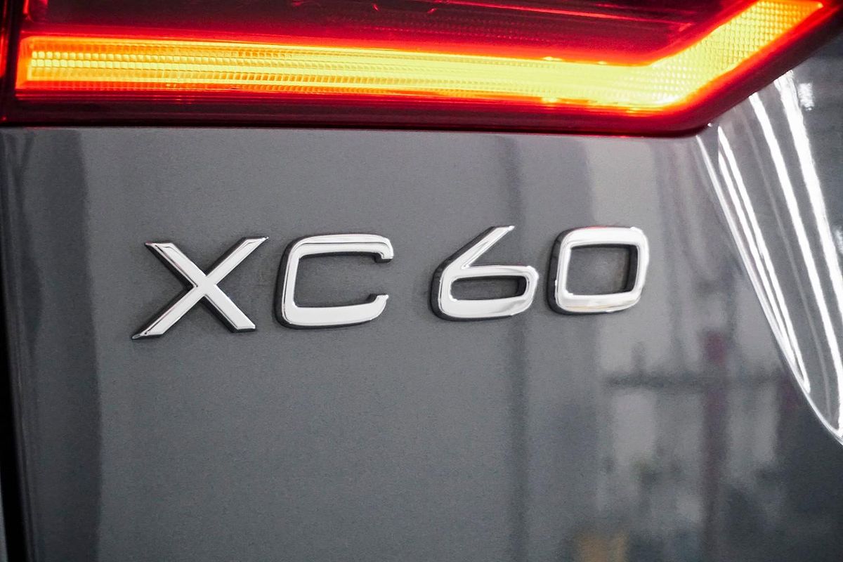 2022 Volvo XC60 B6 R-Design