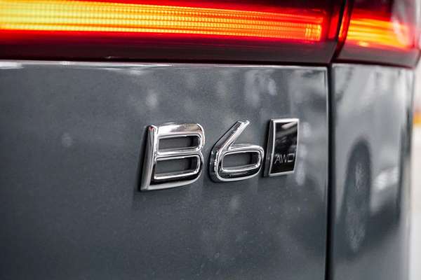 2022 Volvo XC60 B6 R-Design