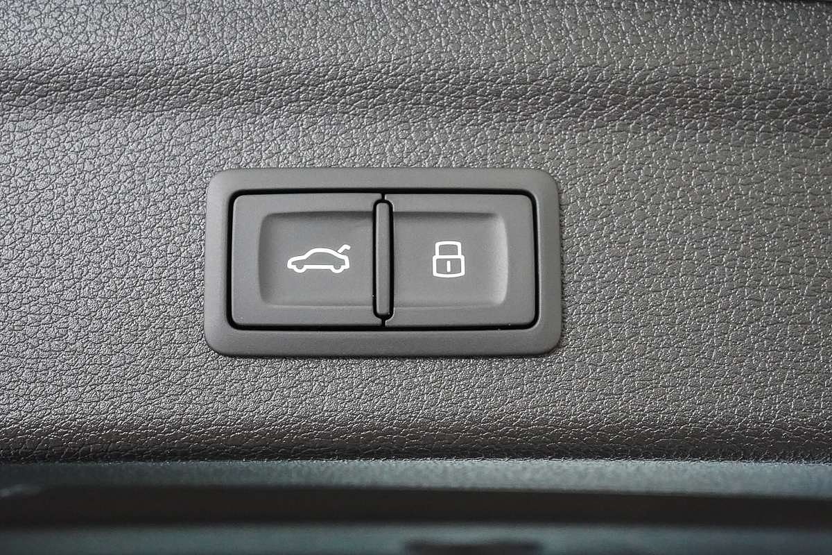 2025 Audi Q3 40 TFSI S line F3