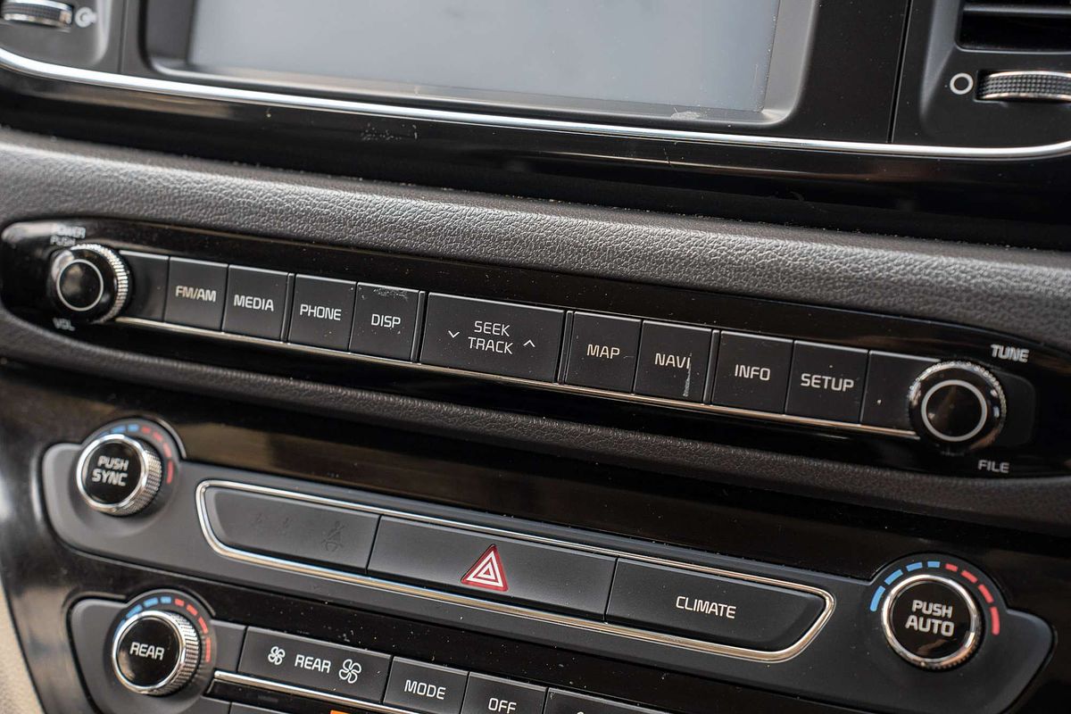 2017 Kia Carnival SLi YP