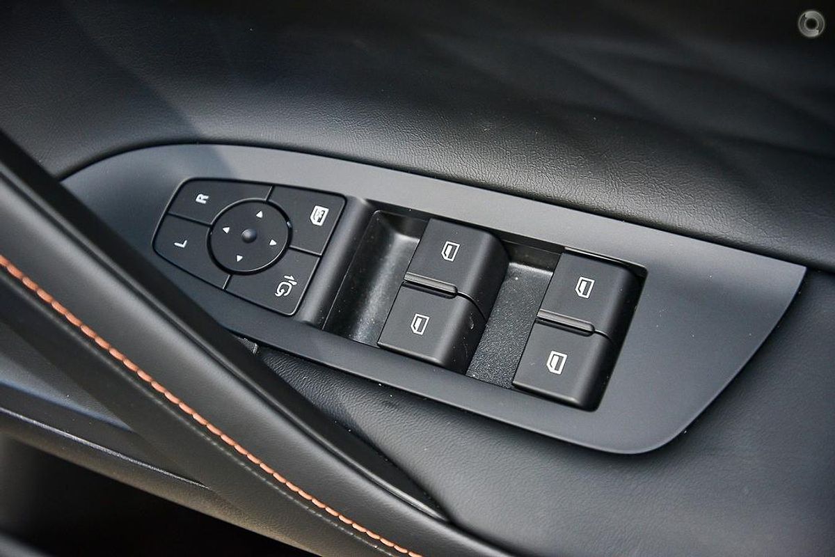 2025 MG HS Essence AS33