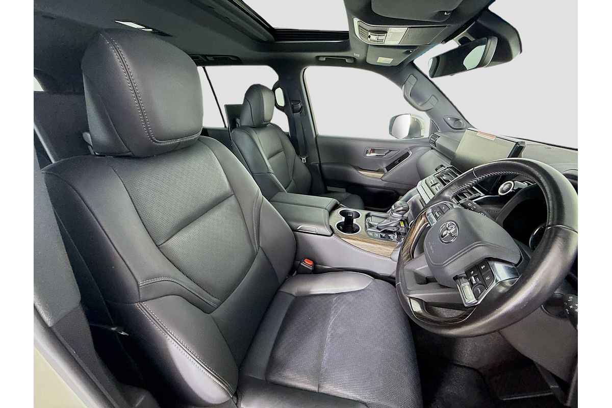 2023 Toyota Landcruiser Sahara FJA300R