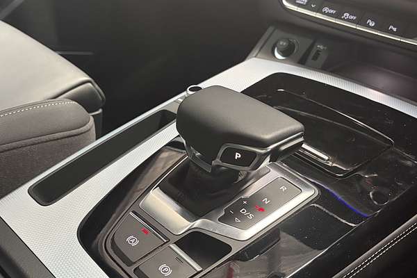 2024 Audi Q5 45 TFSI Dynamic Black FY