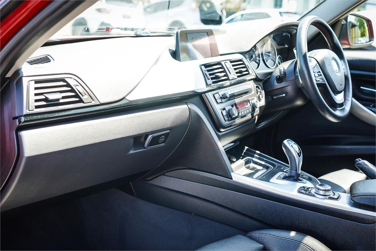 2014 BMW 3 20i HIGH LINE F30 MY14 UPGRADE