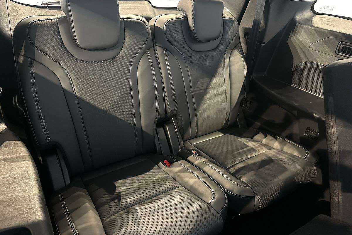 2025 Mahindra XUV700 AX7L