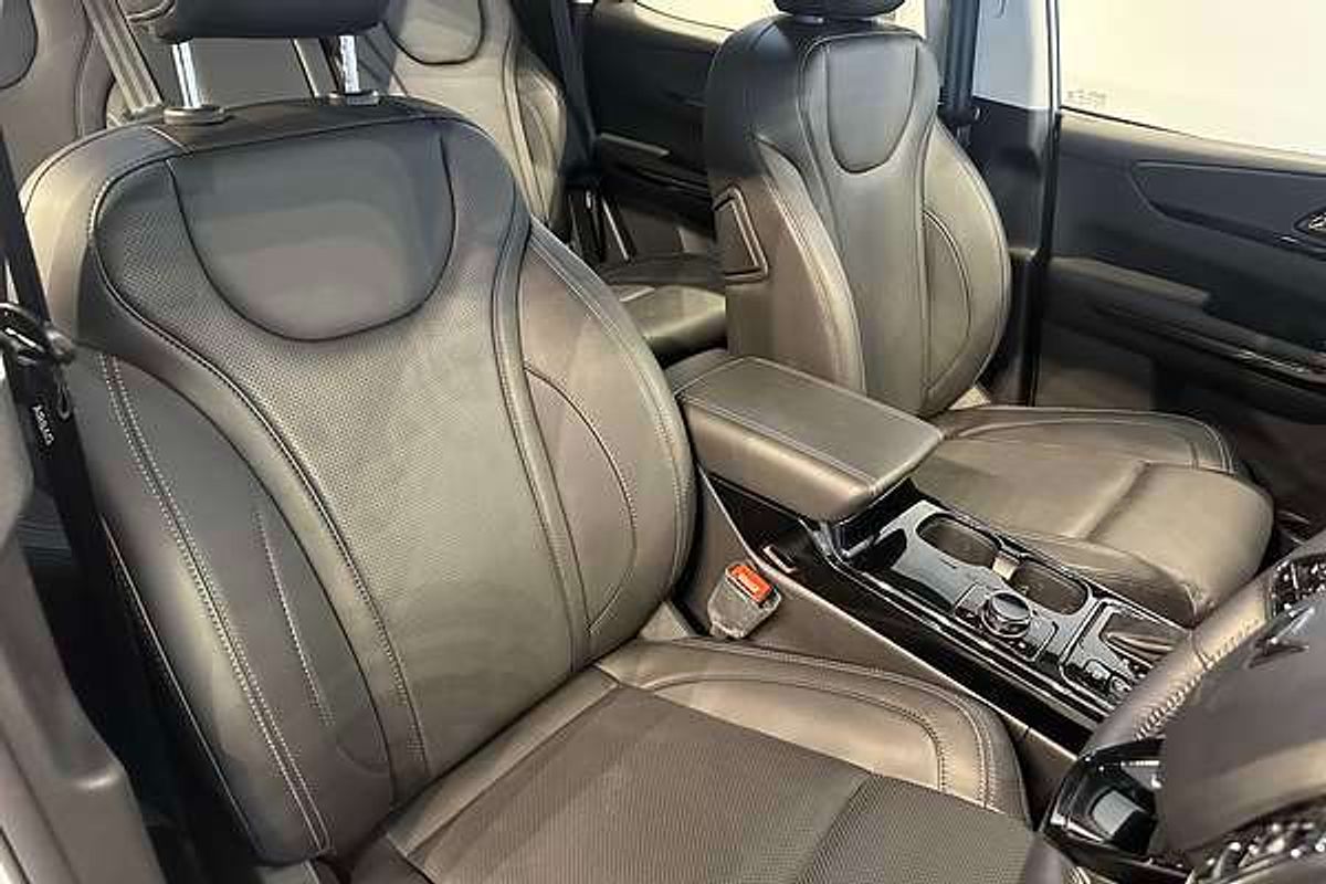 2025 Mahindra XUV700 AX7L