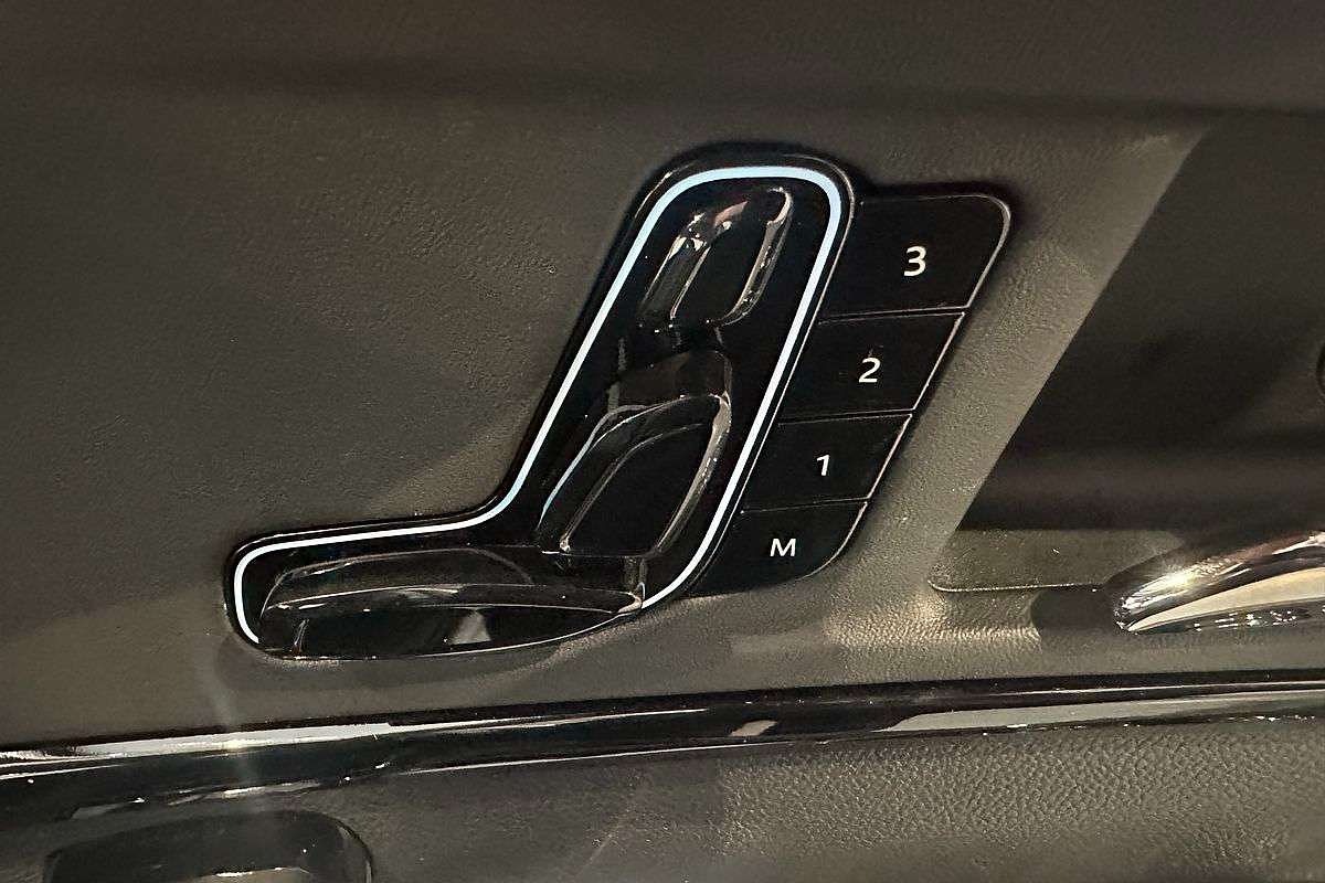 2025 Mahindra XUV700 AX7L