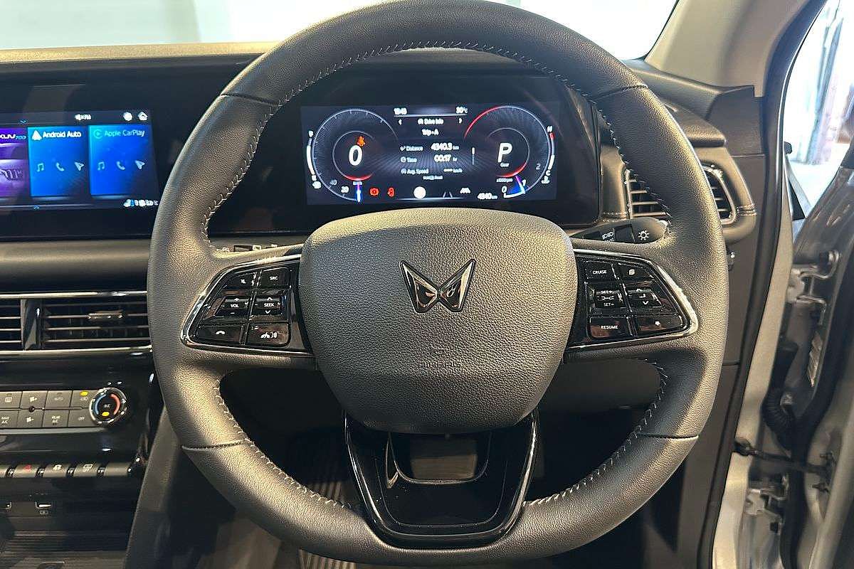 2025 Mahindra XUV700 AX7L