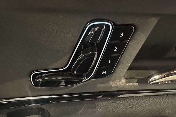 2025 Mahindra XUV700 AX7L