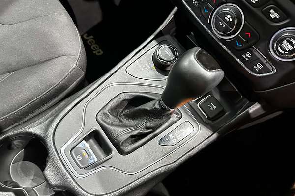 2019 Jeep Cherokee Night Eagle KL