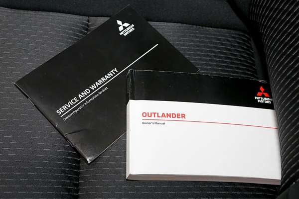 2023 Mitsubishi Outlander ES ZM