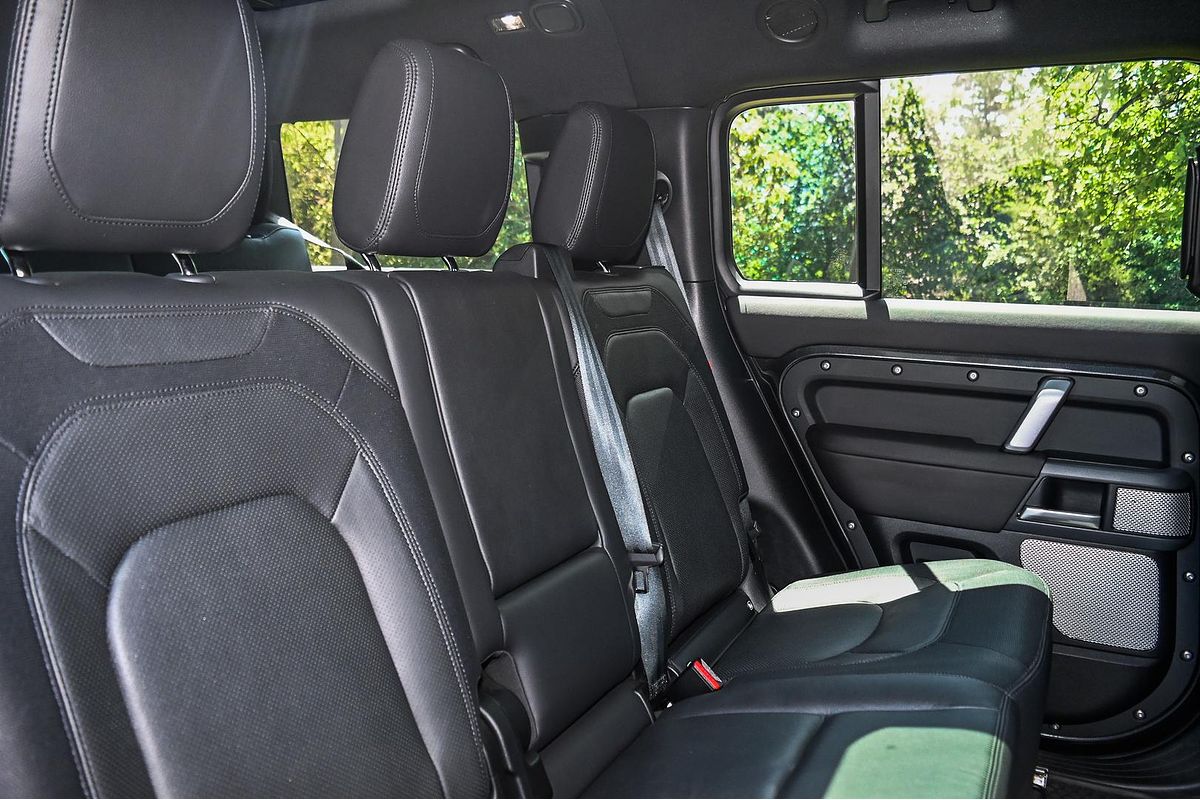 2024 Land Rover Defender 130 D300 X-Dynamic SE L663