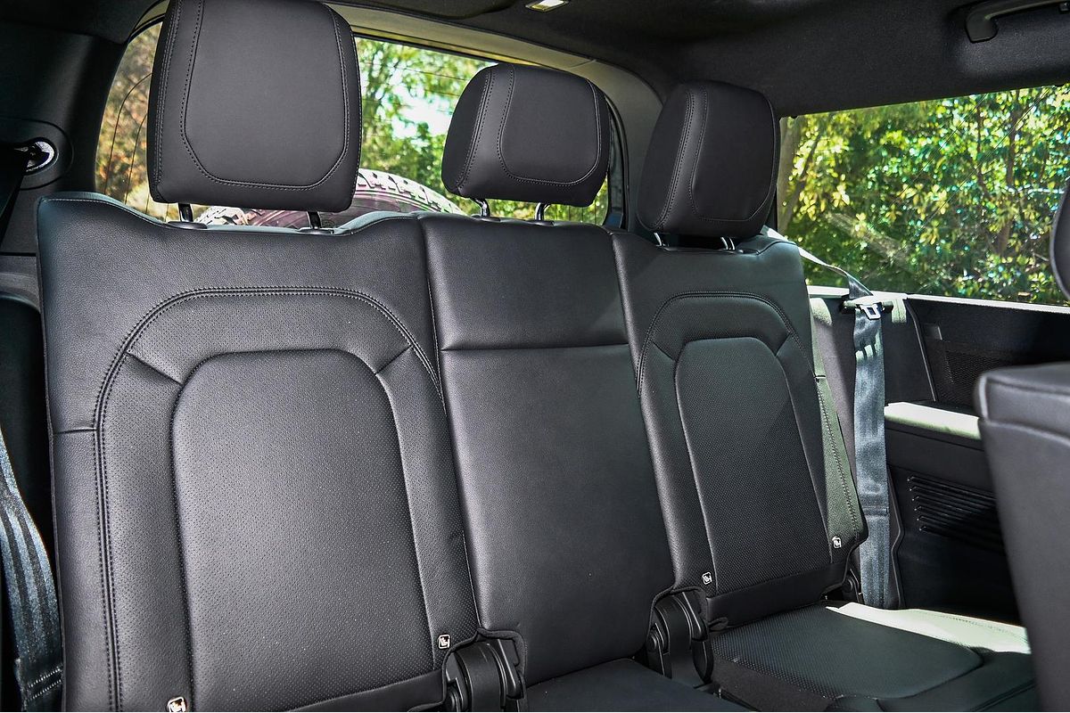 2024 Land Rover Defender 130 D300 X-Dynamic SE L663