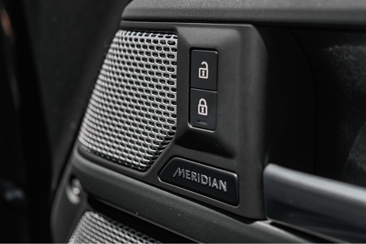 2024 Land Rover Defender 130 D300 X-Dynamic SE L663