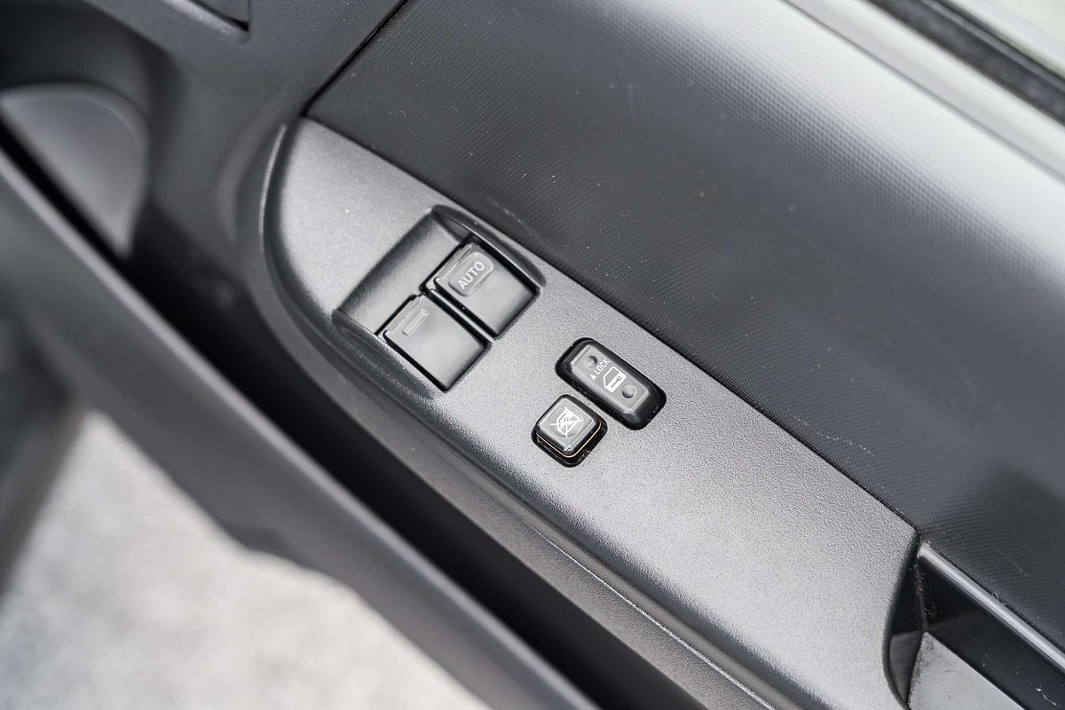 2013 Toyota Hiace Commuter KDH223R ELWB High Roof