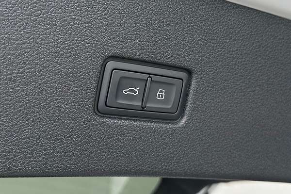 2025 Audi Q8 50 TDI S line F1