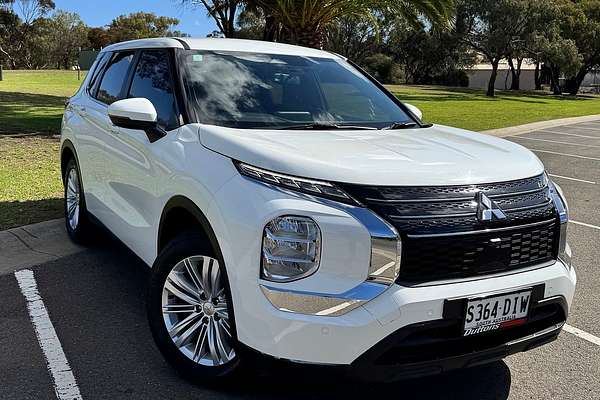 2023 Mitsubishi Outlander ES ZM