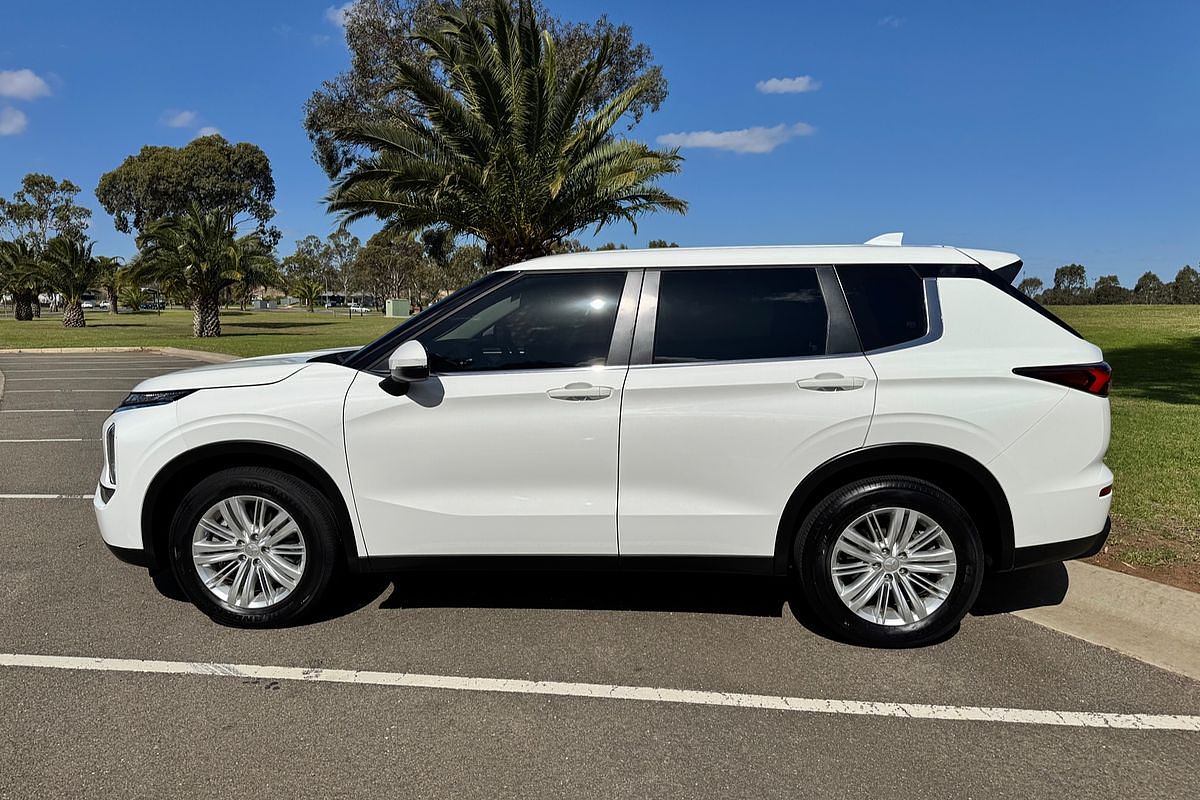 2023 Mitsubishi Outlander ES ZM