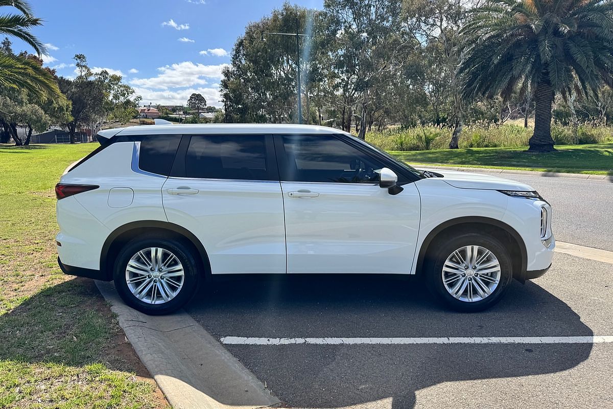 2023 Mitsubishi Outlander ES ZM