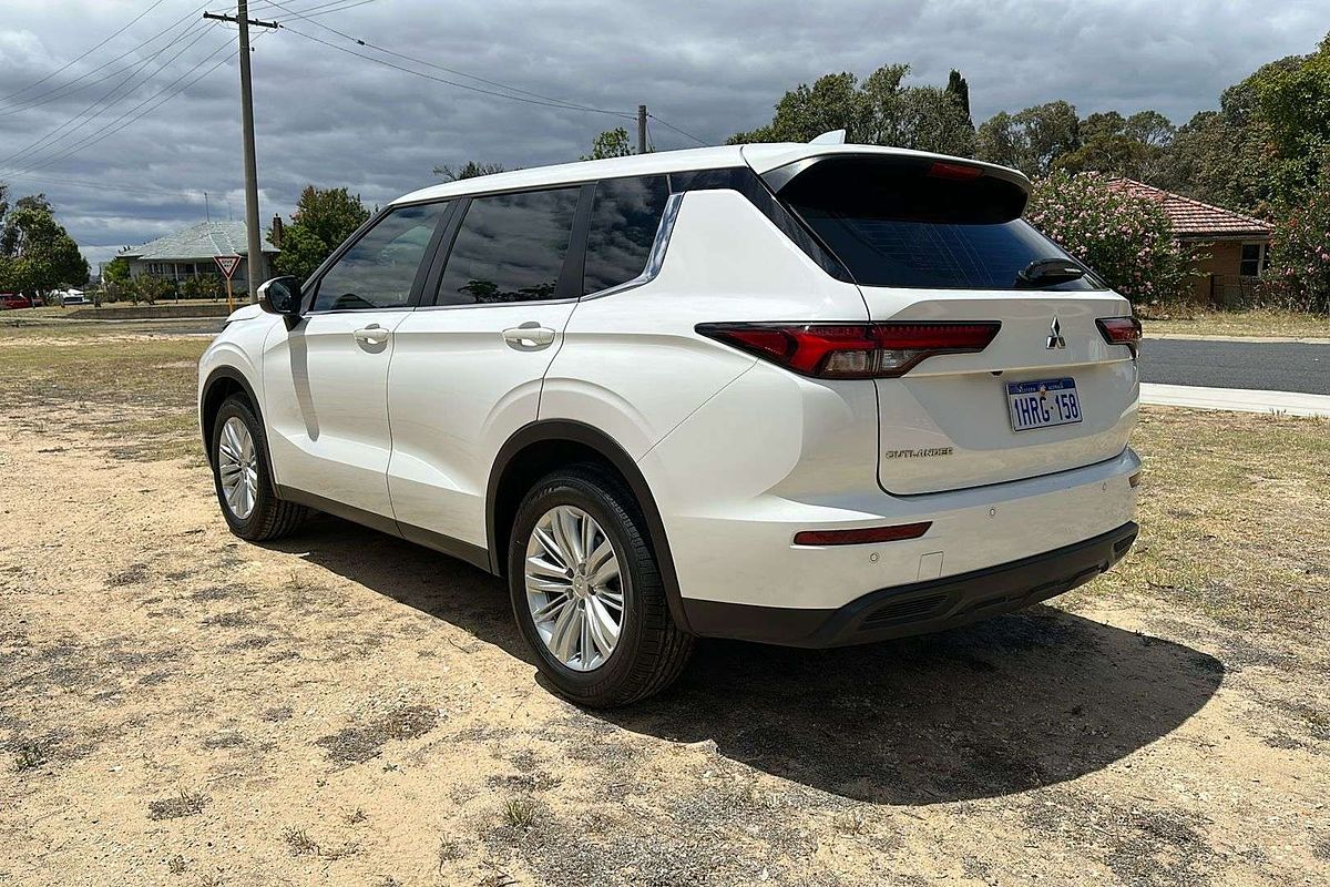 2022 Mitsubishi Outlander ES ZM