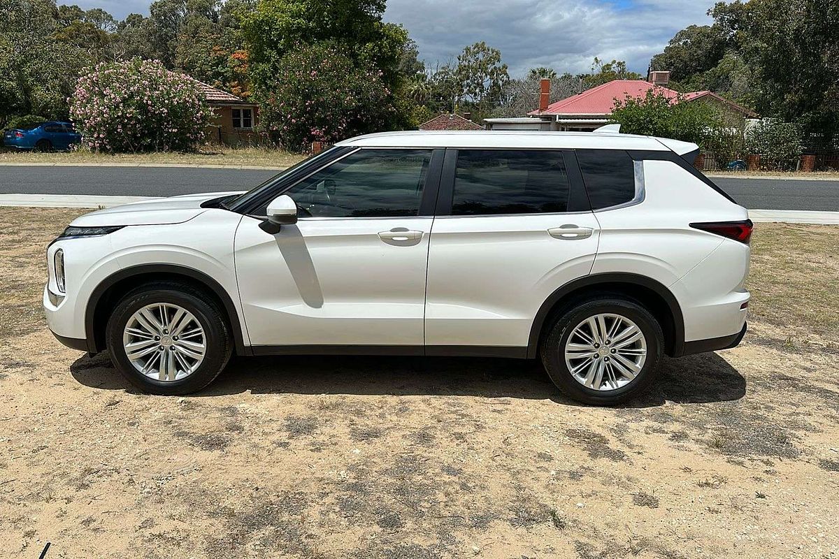 2022 Mitsubishi Outlander ES ZM