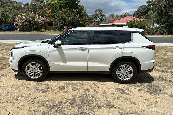 2022 Mitsubishi Outlander ES ZM