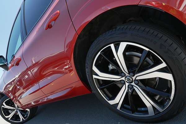 2022 Volvo XC60 B6 R-Design