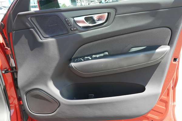 2022 Volvo XC60 B6 R-Design