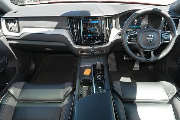 2022 Volvo XC60 B6 R-Design