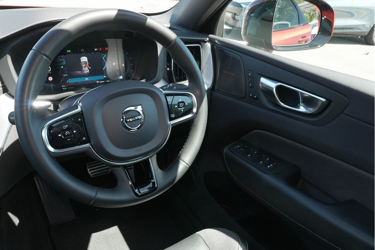 2022 Volvo XC60 B6 R-Design