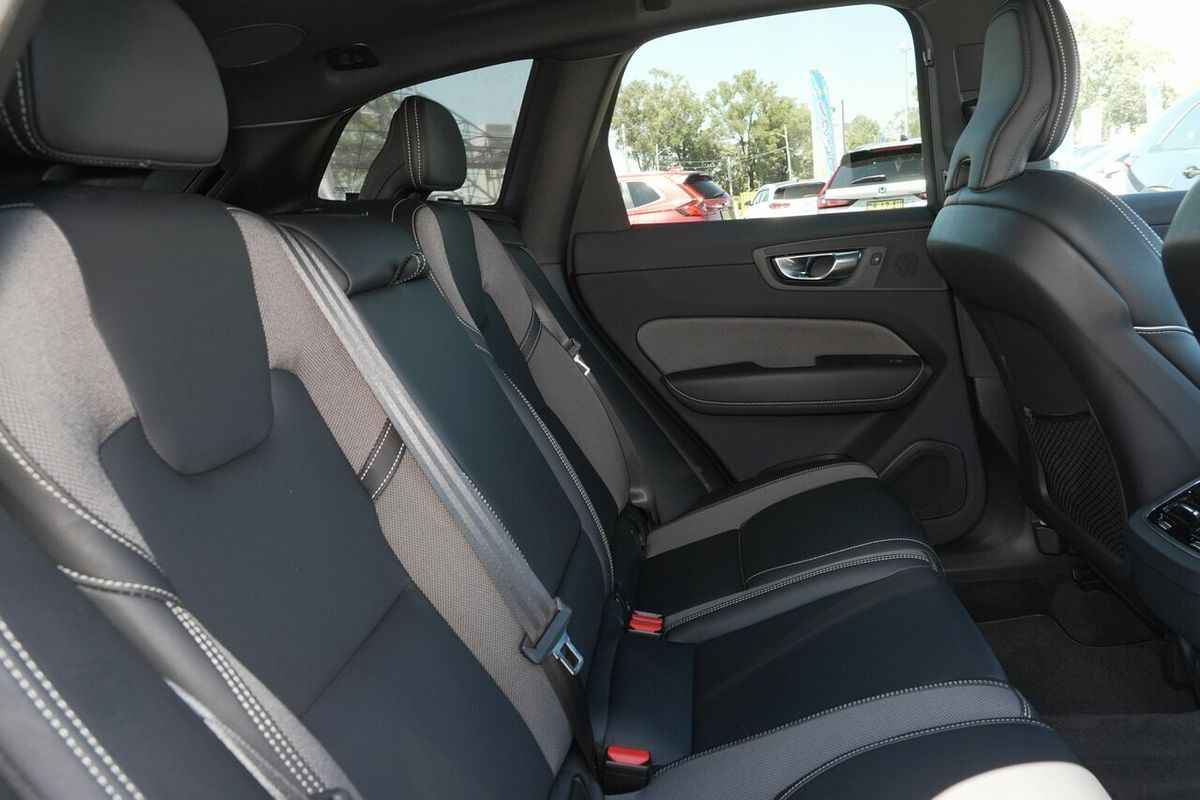 2022 Volvo XC60 B6 R-Design