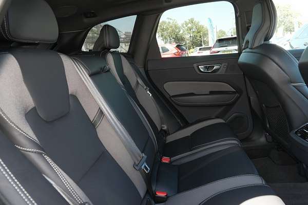 2022 Volvo XC60 B6 R-Design