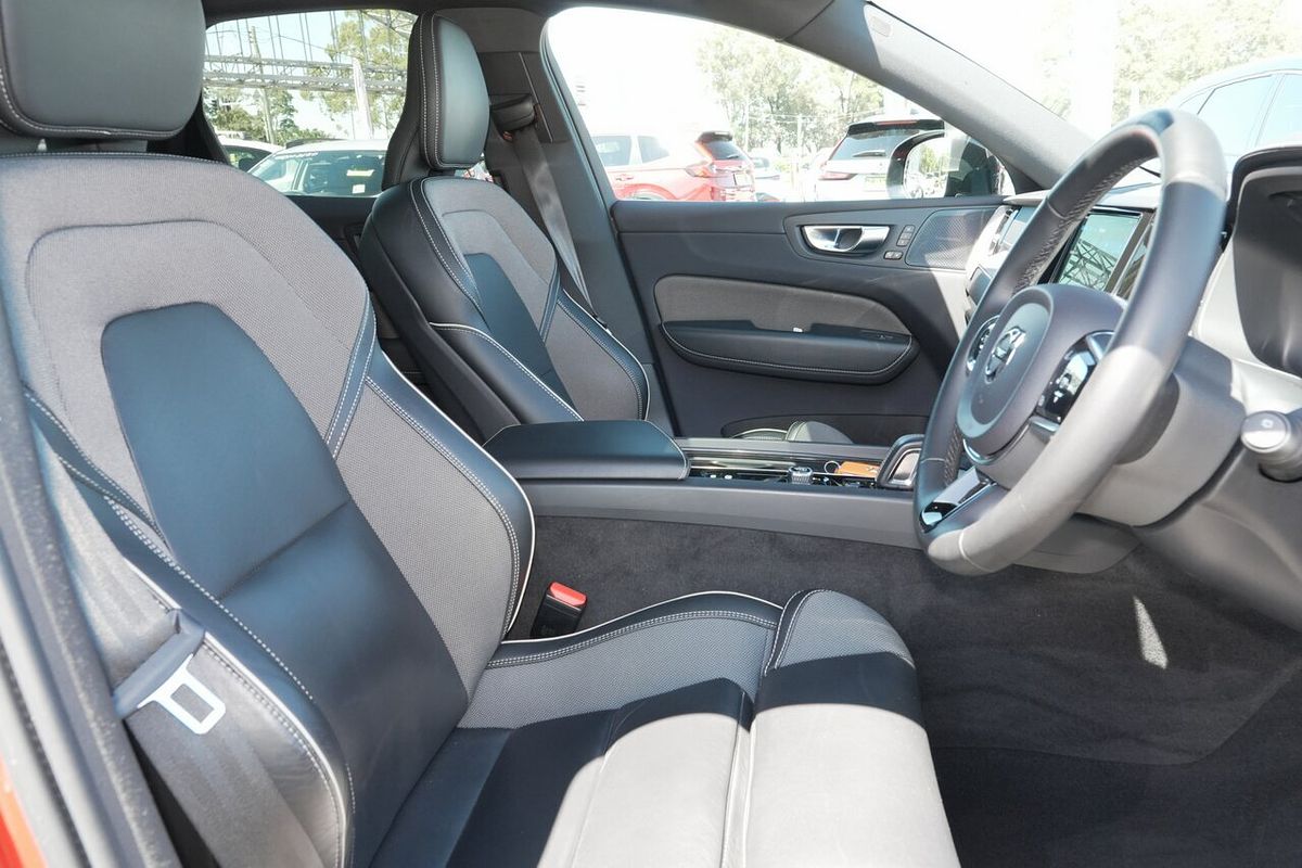 2022 Volvo XC60 B6 R-Design