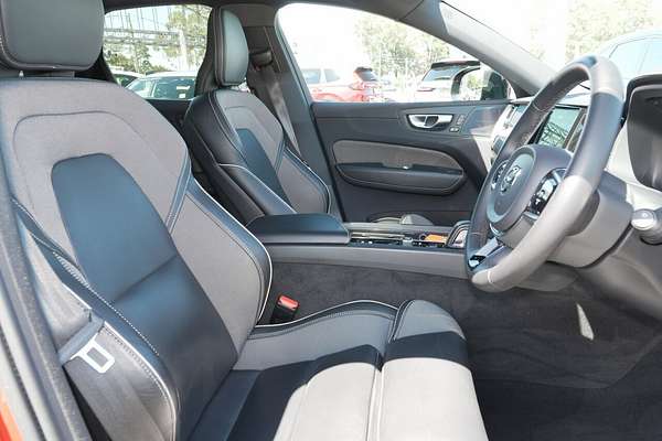 2022 Volvo XC60 B6 R-Design