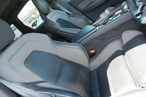 2022 Volvo XC60 B6 R-Design